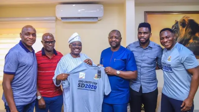 Sẹnetọ Ajimọbi pẹlu awọn eekan agbabọọlu orilẹede Naijiria nigbakanri , Ikẹ Sorunmu, Mutiu Adepoju Yobo Joseph, Emmanuel Amokachi pẹlu minisita fere idaraya,