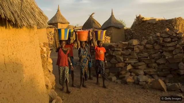 पानी लाते बच्चे