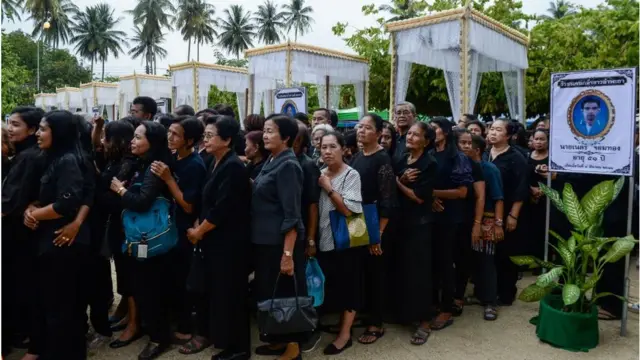 ประชาชนชาวลำพะยาร่วมงานพระราชทานเพลิงศพ 9 ชรบ.