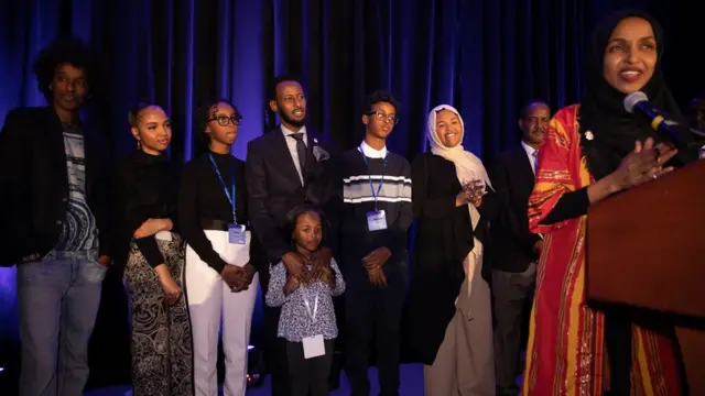 ایلهان عمر بعد از سوگند نمایندگی در کنار اعضای خانواده‌اش در حال سخنرانی