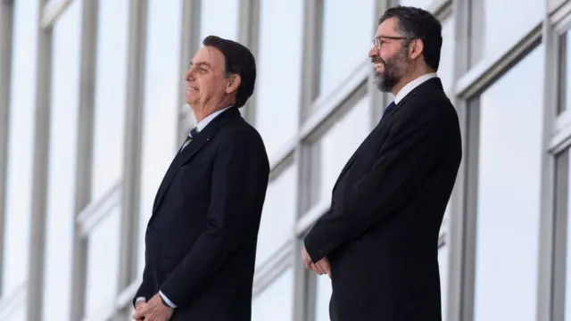 Jair Bolsonaro e Ernesto Araújo lado a lado no Palácio do Planalto