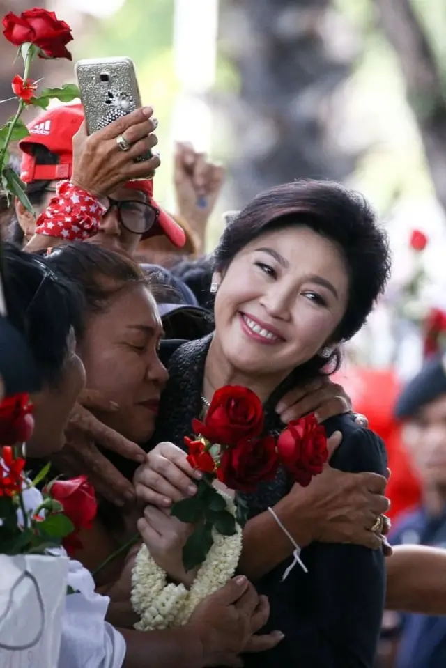 น.ส.ยิ่งลักษณ์ ในอ้อมกอดของผู้สนับสนุน