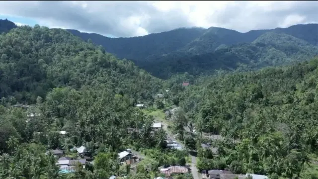 Gunung Sahendaruman yang terletak di selatan Pulau Sangihe, masuk dalam wilayah izin tambang emas.