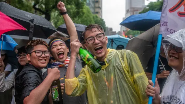 Bateye hejuru mu byishimo byinshi ubwo bari bamenyeshejwe ko inteko ishingamategeko yemeje iri tegeko