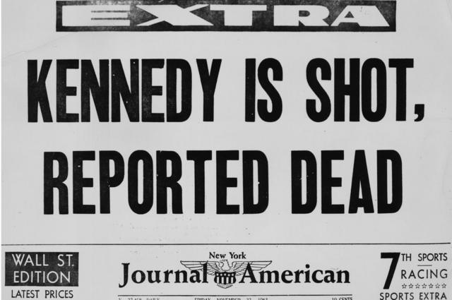 Edição extra de um jornal sobre a morte de Kennedy.
