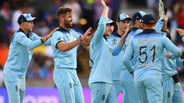 என்ன ஆனது தோனிக்கு? ஏன் இந்த விமர்சனம்?