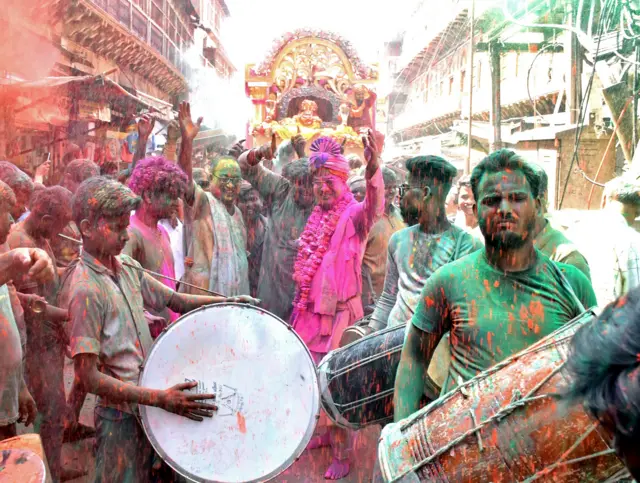 प्रधानमंत्री मोदी ने ट्विटर पर लिखा है, ''आप सभी को होली की हार्दिक शुभकामनाएं. आपसी प्रेम, स्नेह और भाईचारे का प्रतीक यह रंगोत्सव आप सभी के जीवन में खुशियों का हर रंग लेकर आए.'' तस्वीर में आगरा के श्री मंकामेश्वर मंदिर से निकले जुलूस में होली खेलते श्रद्धालु.