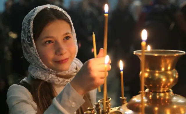Девочка в церкви в Луганске
