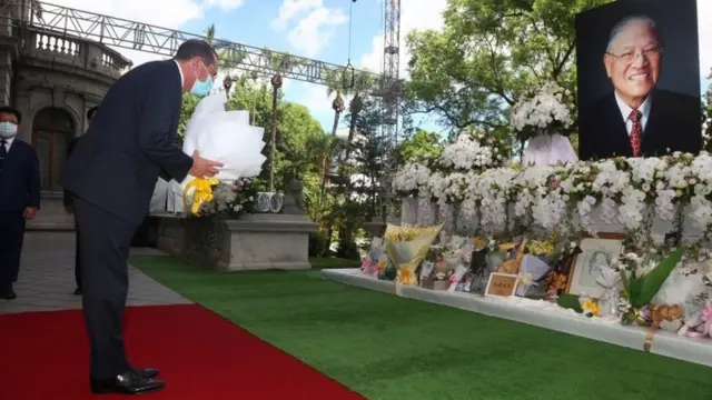 美國衛生部長阿扎爾訪問台灣期間悼念去世的台灣前總統李登輝