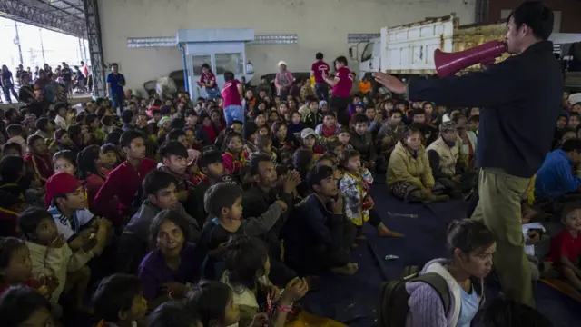 ผู้ประสบภัยต้องอาศัยกันอย่างแออัดภายในศูนย์พักพิงชั่วคราวที่ทางการจัดให้ในแขวงจำปาสัก