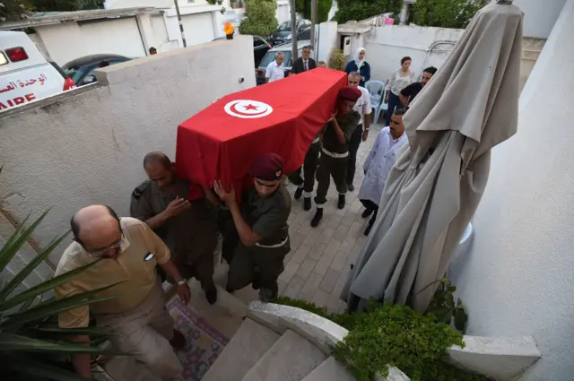 Soldados cargan un ataúd