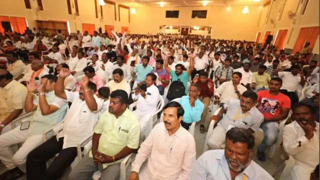 સભામાં હાજર લોકો