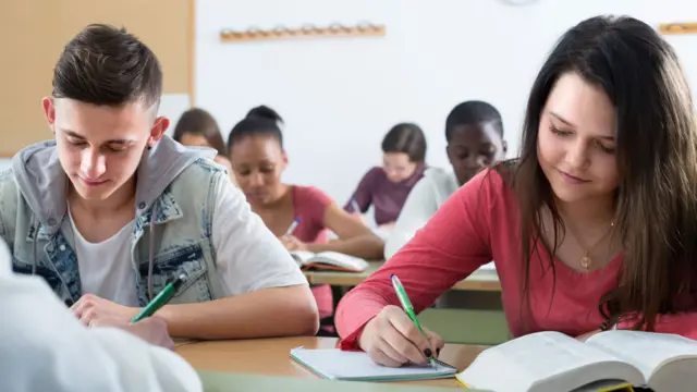 Estudiantes de secundaria en un salón de clase