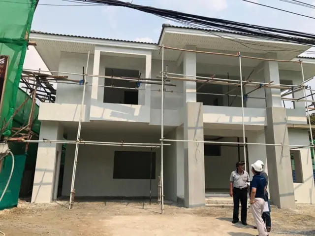 ข้อมูลของสมาคมฯ ชี้ว่า ก่อนการระบาดของโรคโควิด-19 ตลาดอสังหาริมทรัพย์มีมูลค่าราว 8 แสนล้านบาท หนึ่งในสี่หรือราว 2 แสนล้านบาทเป็นตลาดบ้านสร้างเอง