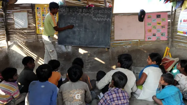 બાળકોને ભણાવતા શિક્ષક