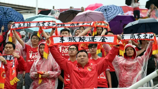 4月25日，廣州恆大隊球迷在比賽中加油助威