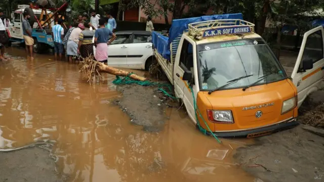 கேரளா வெள்ளம்: அவலநிலையை சொல்லும் புகைப்படங்கள்