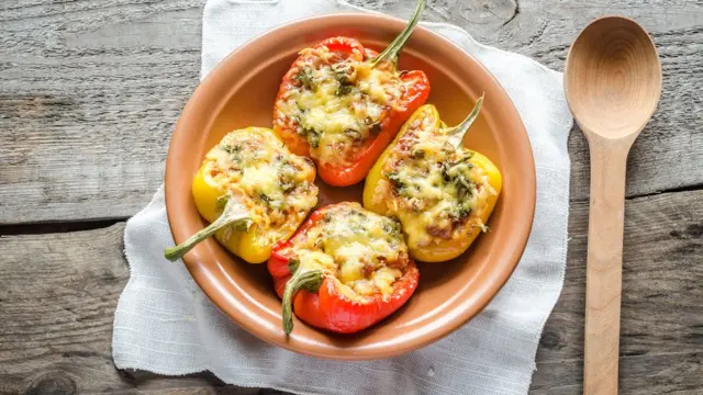 Перець, фарширований овочами та моцарелою