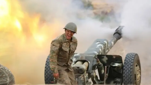 Umusirikare wo mu bwoko bw'abanya-Armenia arasa imbunda ya rutura ari mu karere ka Nagorno-Karabakh ku itariki ya 29 z'ukwa cyenda 2020