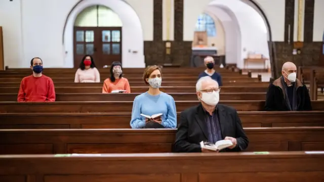 Прихожане в церкви