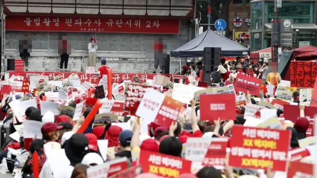 혜화역 인근에서 '불편한 용기' 단체 회원들이 '불법촬영 편파 수사 2차 규탄 시위'를 하고 있다