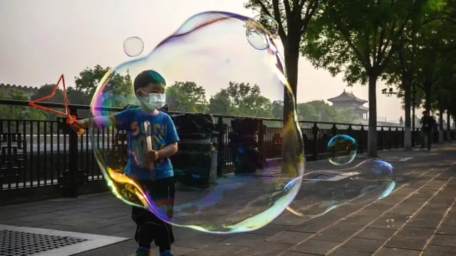 ভাইরাসের উৎপত্তিস্থল হলেও ধীরে ধীরে স্বাভাবিক জীবনযাপন ফিরে আসতে শুরু করেছে চীনে