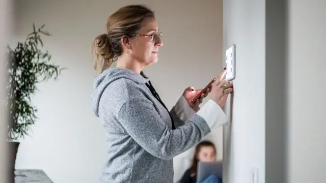 హోం ఆటోమేషన్ సహాయంతో సెన్సర్ల ద్వారా అనేక పనులు చేయించవచ్చు