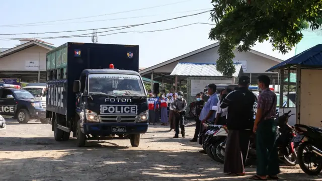 ဦးကျော်မြင့်ကို ချမ်းအေးသာစံတရားရုံးမှာ နိုဝင်ဘာ ၁၂ ရက်က ရုံးထုတ်လာစဥ်