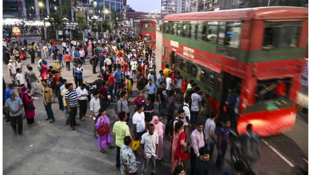বাংলাদেশে সড়ক দুর্ঘটনায় দু একটি ক্ষেত্রে ক্ষতিপূরণ পেলেও আদায় করতে পার হয়ে যায় বছরের পর বছর।