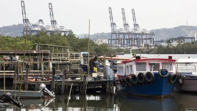 Vista da ilha Diana, comunidade caiçara, para Santos