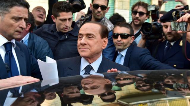 Berlusconi abandonando las oficinas judiciales de Milán en abril de 2014