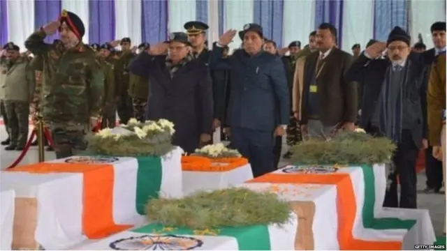 पुलवामा चरमपंथी हमले में मारे गए सीआरपीएफ़ जवानों को श्रद्धांजलि