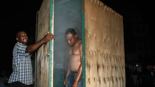 Un homme quitte une cabine d'inhalation de vapeur installée par un herboriste à Dar es Salaam, en Tanzanie, le 22 mai 2020.
