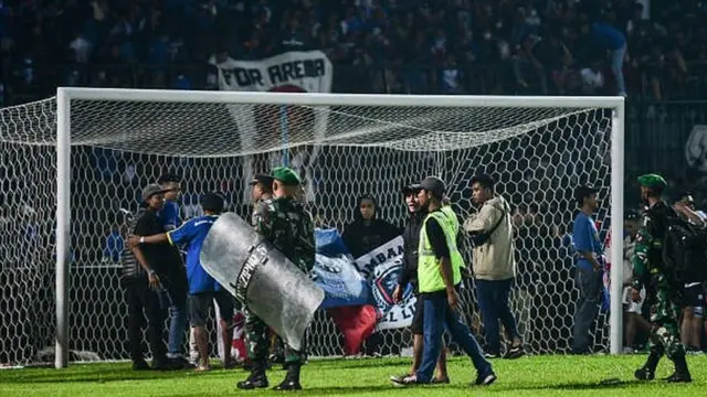 फ़ुटबॉल मैच में भगदड़ मची, 174 लोगों की मौत