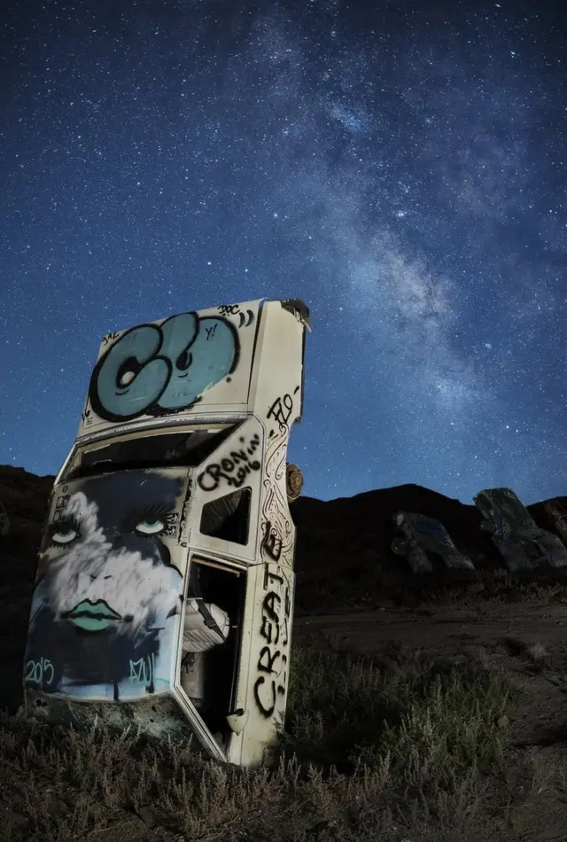 ساحة لتخزين السيارات البالية