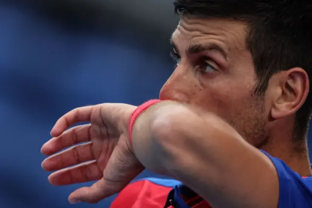 Novak Djokovic durante su primer partido de tenis en Tokyo 2020