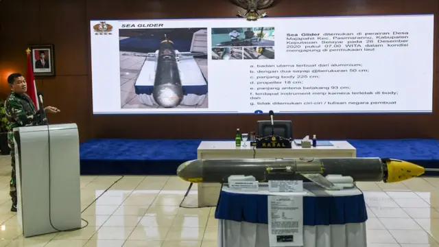 Kepala Staf Angkatan Laut (KSAL) Laksamana TNI Yudo Margono menjelaskan tentang penemuan alat berupa 'Sea Glider' saat konferensi pers di Pushidrosal, Ancol, Jakarta, Senin (04/01)