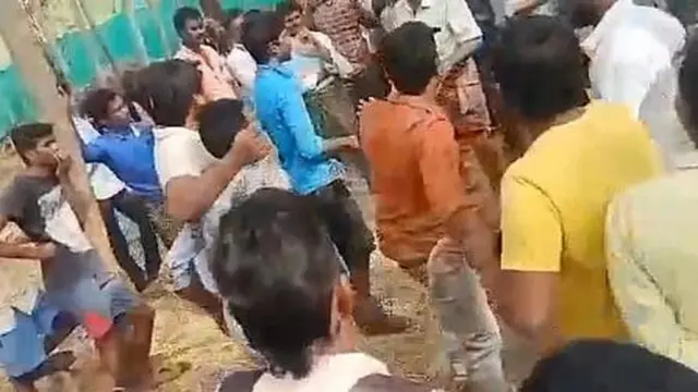 కొడుతున్న గ్రామస్థులు