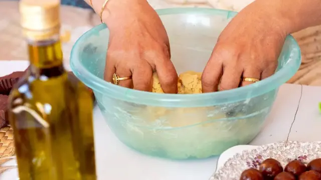 Mamul se obično pravi od semolina brašna, dok ukus daju mahlab i mastiks