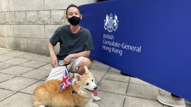 체는 영국 영사관 밖에서 기다리는 사람이 너무 많아 놀랐다고 한다