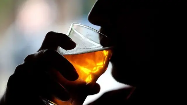 கொரோனா ஊரடங்கால் டாஸ்மாக் மூடல் - இணையத்தை பார்த்து மது தயாரிக்க முயன்றவர்கள் கைது