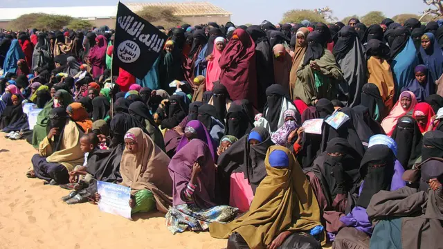 Mulheres olham para os combatentes da Al-Shabab