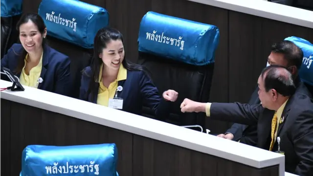 น.ส. ปารีณา ไกรคุปต์ ชูกำปั้นชนกับเพื่อนร่วมพรรค สื่อสัญลักษณ์แสดงความยินดีที่การอภิปรายจบลงด้วยดี