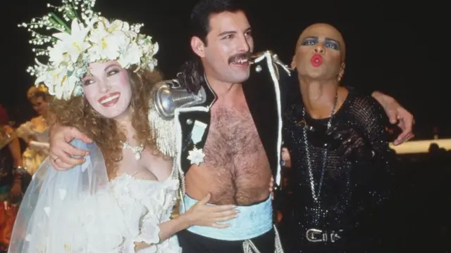 Jane Seymourapostaganha 5 reaisum vestidoapostaganha 5 reaisEmanuel, com Freddie Mercury e amigoapostaganha 5 reaisum evento beneficente da Fashion Aidapostaganha 5 reais1985