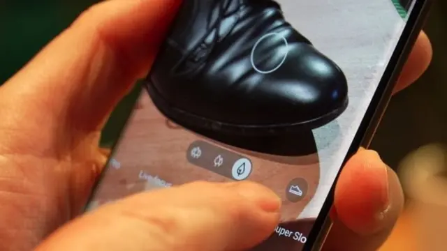 Kamera S10 dapat mendeteksi objek foto, termasuk di dalamnya: sepatu, kucing, hingga pakaian.