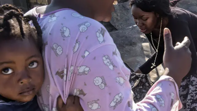 Niña y su madre en Zimbabue