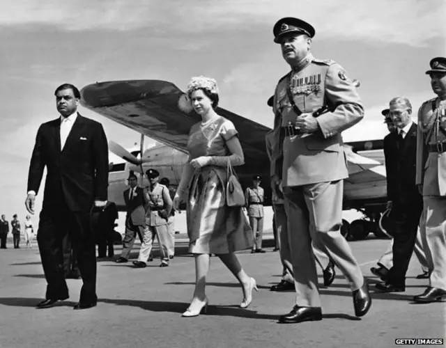 कराची के हवाई अड्डे पर 1961 में ब्रिटेन की महारानी का स्वागत करते हुए