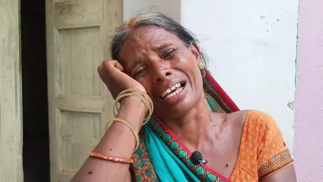 मोनिका की सास गिरिजा देवी