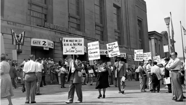 'জিম ক্রো' আইনের বিরুদ্ধে বিক্ষোভ। ভোটাধিকার হরণের ক্ষেত্রে এসব আইন প্রয়োগ করা হতো।