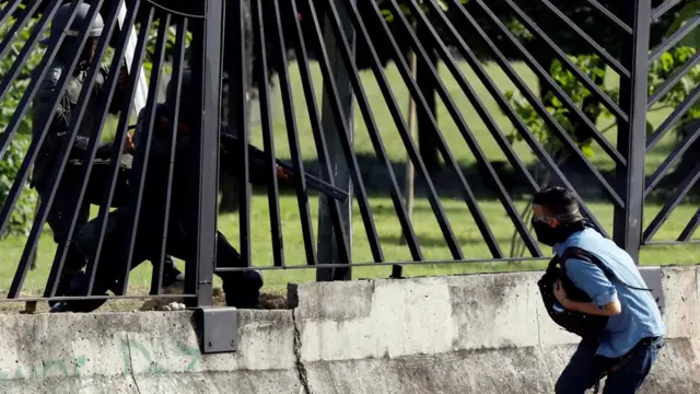 Un guardia dispara perdigones a muy corta distancia contra el manifestante David Vallenilla.